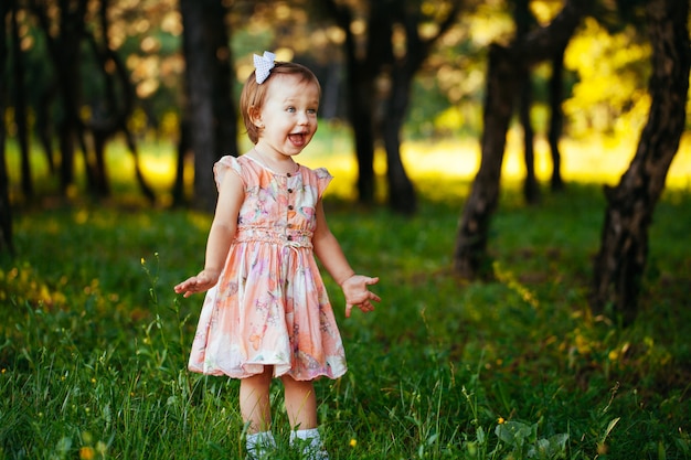 Retrato ao ar livre da adorável menina sorridente em dia de verão