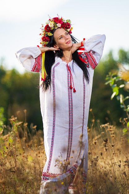 Retrato ao ar livre da bela mulher grávida ucraniana