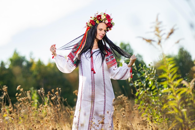Retrato ao ar livre da bela mulher grávida ucraniana