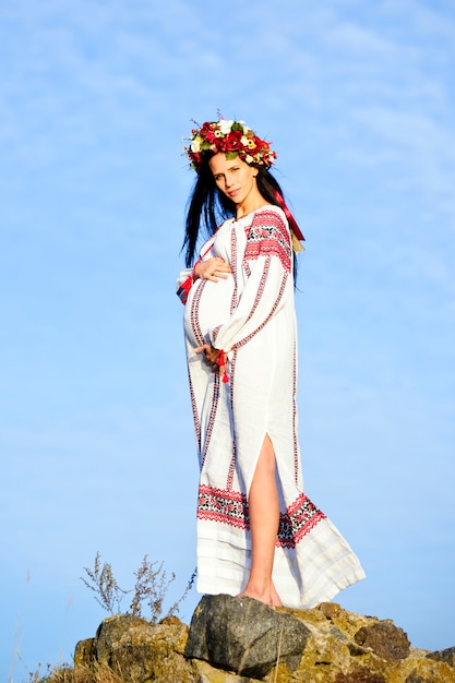 Retrato ao ar livre da linda mulher grávida eslava.