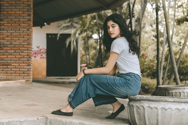 Retrato ao ar livre da menina adolescente moderno na rua