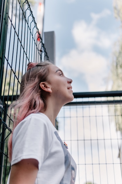 Retrato ao ar livre de garota hippie jovem adolescente com cabelo rosa