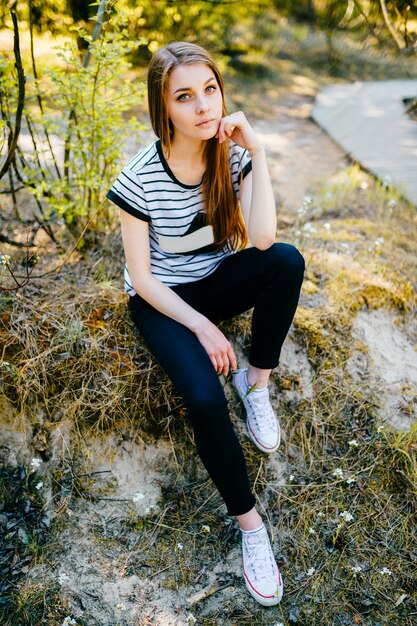 Retrato ao ar livre de jovem mulher bonita.