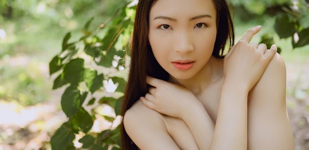 Retrato ao ar livre de perto bela jovem chinesa mulher asiática pele perfeita posando ao ar livre ensolarado