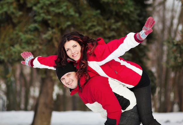 Retrato ao ar livre de um jovem casal em clima frio de inverno