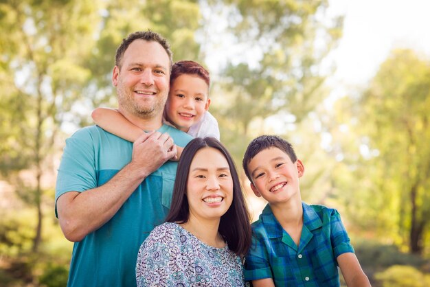 Retrato ao ar livre de uma família biracial chinesa e caucasiana