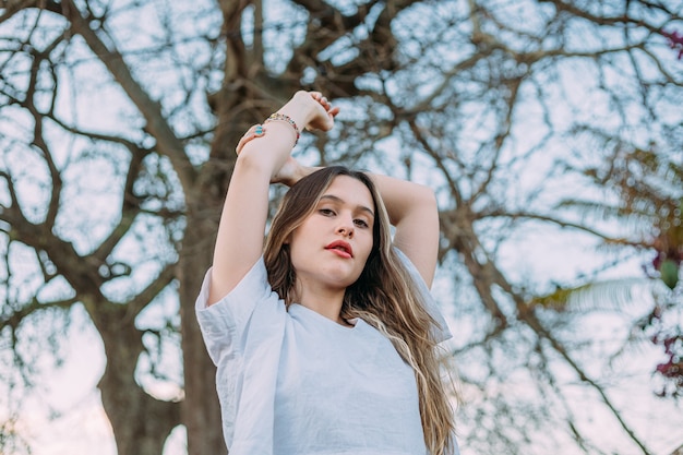 Retrato ao ar livre de uma jovem latina elegante e elegante