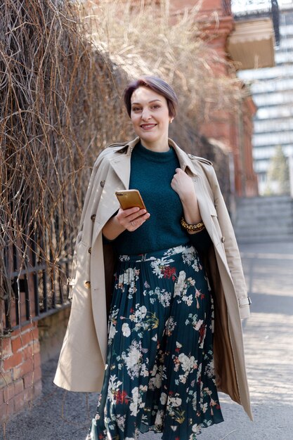 Retrato ao ar livre de uma mulher atraente e elegante com atalho