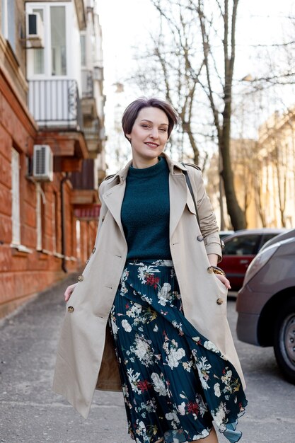 Retrato ao ar livre de uma mulher atraente e elegante com atalho