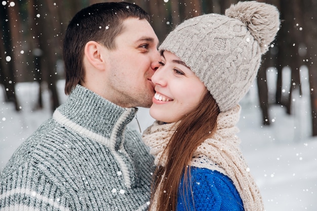 Retrato ao ar livre do jovem casal sensual em água fria de inverno. amor e beijo