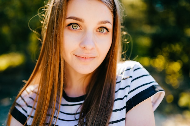 Retrato ao ar livre jovem mulher bonita incrível.