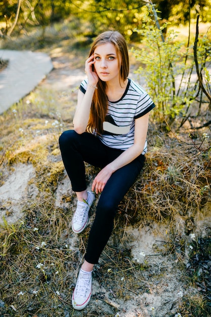 Retrato ao ar livre jovem mulher incrível.