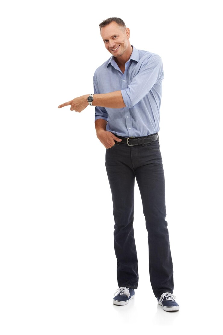 Foto retrato apontando e maquete com um homem no estúdio isolado em um fundo branco para branding ou colocação de produto aponte a maquete e anuncie com um homem no espaço em branco para apontar para uma marca
