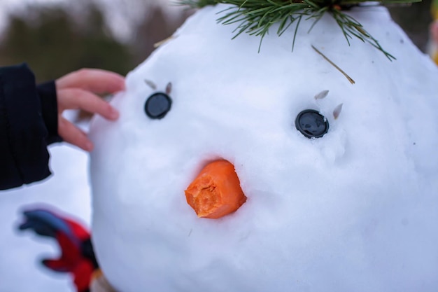 Retrato aproximado de um boneco de neve com um espaço de cenoura mordido para o fim de semana familiar sazonal de texto