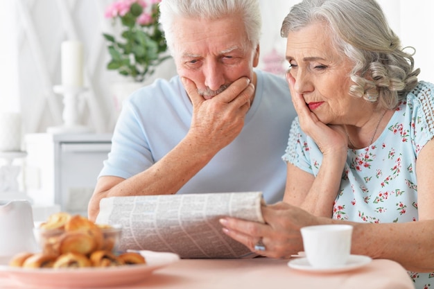 Retrato aproximado de um casal sênior com jornal