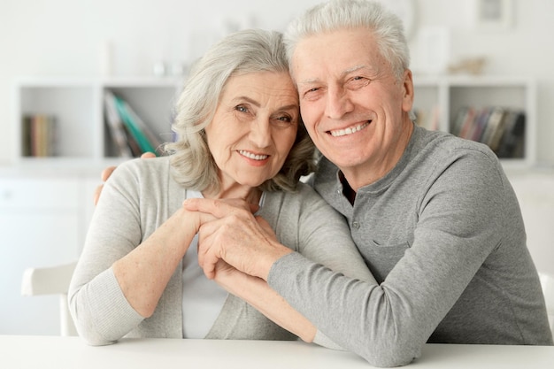 Foto retrato aproximado de um casal sênior feliz rindo em casa