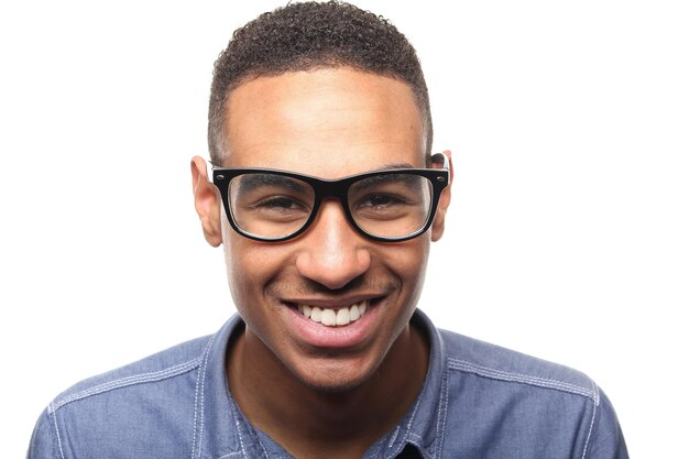 Foto retrato aproximado de um homem afro-americano sorrindo