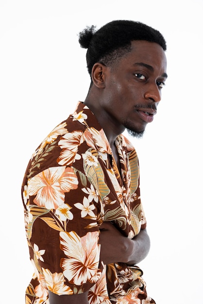 Retrato aproximado de um homem bonito americano africano vestindo camisa estilosa impressa com flores