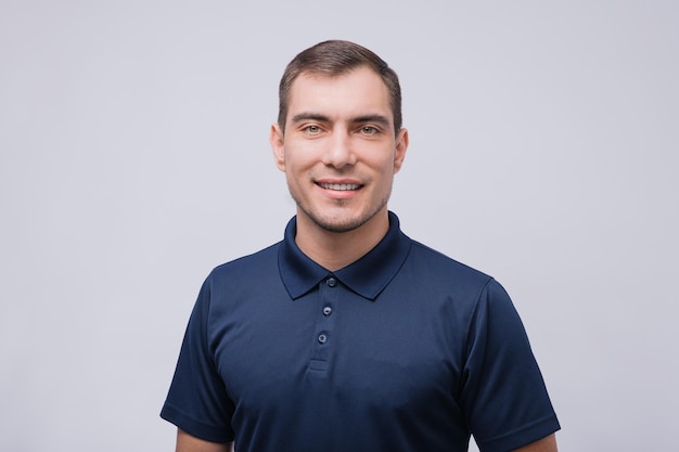 Retrato aproximado de um homem caucasiano sorridente em camiseta azul no espaço de cópia de maquete de fundo cinza branco