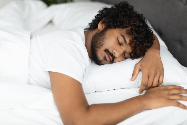 Retrato aproximado de um índio pacífico dormindo na cama