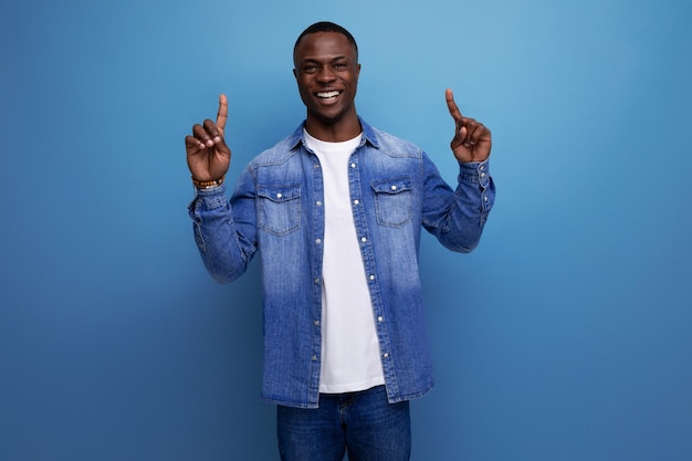 Retrato aproximado de um jovem africano bonito e inteligente em uma jaqueta jeans inspirada por uma ideia em um