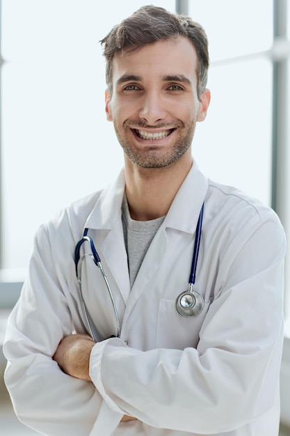 Retrato aproximado de um médico masculino sorridente