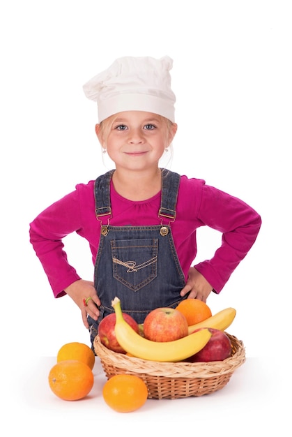 Retrato aproximado de uma garotinha segurando frutas maçãs bananas e laranjas Isolado em um fundo leve
