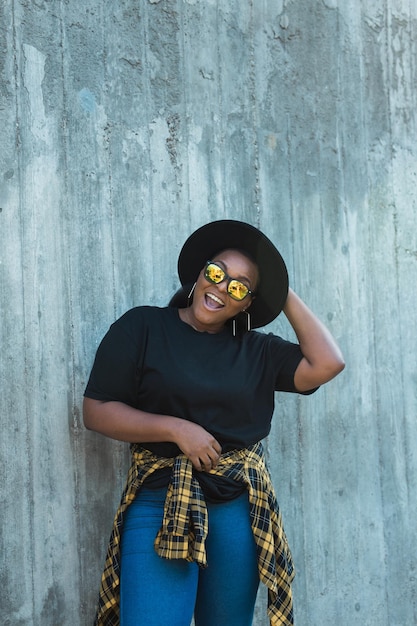 Retrato aproximado de uma jovem afro-americana estilosa com cabelo encaracolado em óculos de sol da moda em