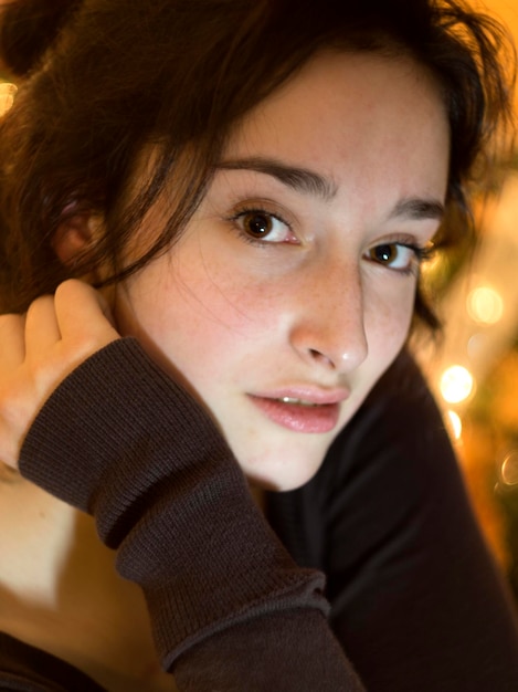 Retrato aproximado de uma jovem grega com lindos olhos e cabelos longos