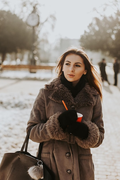 Retrato aproximado de uma jovem linda andando na rua da cidade velha