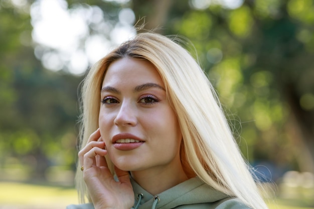 Retrato aproximado de uma jovem loira olhando para a câmera