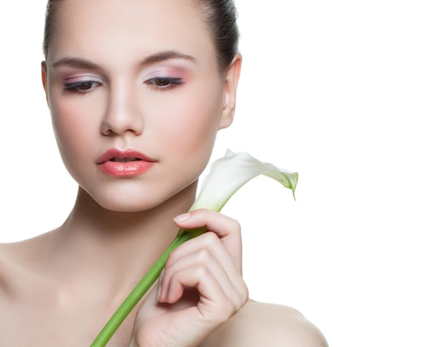 Retrato aproximado de uma jovem mulher bonita com flor branca isolada em branco