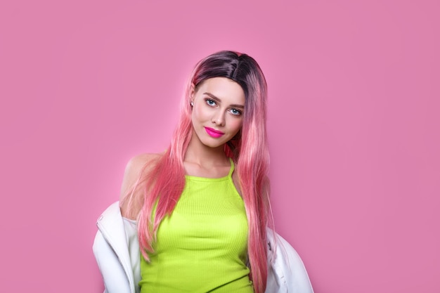 Retrato aproximado de uma mulher com cabelos cor-de-rosa longos e brilhantes e maquiagem cor-de-rosa Coloração profissional