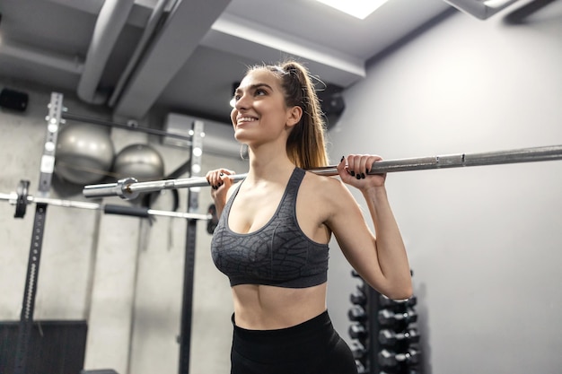 Retrato aproximado de uma mulher motivada em treinamento