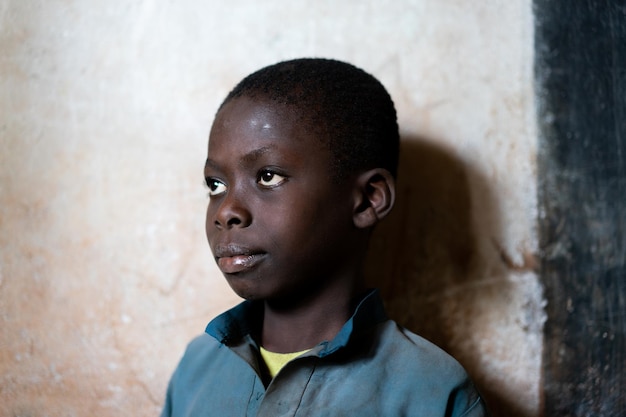 Retrato aproximado do retrato de menino negro africano dentro da sala de aula da escola foto de alta qualidade