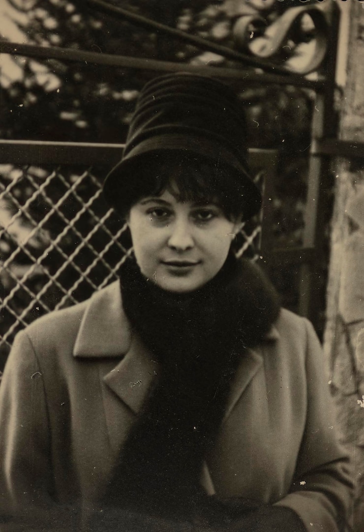 Retrato aproximado dos anos 50 de menina de chapéu