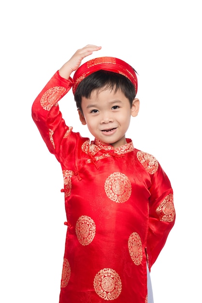 Retrato de un apuesto bebé asiático en traje tradicional de fiesta. Lindo niño vietnamita en vestido ao dai sonriendo.