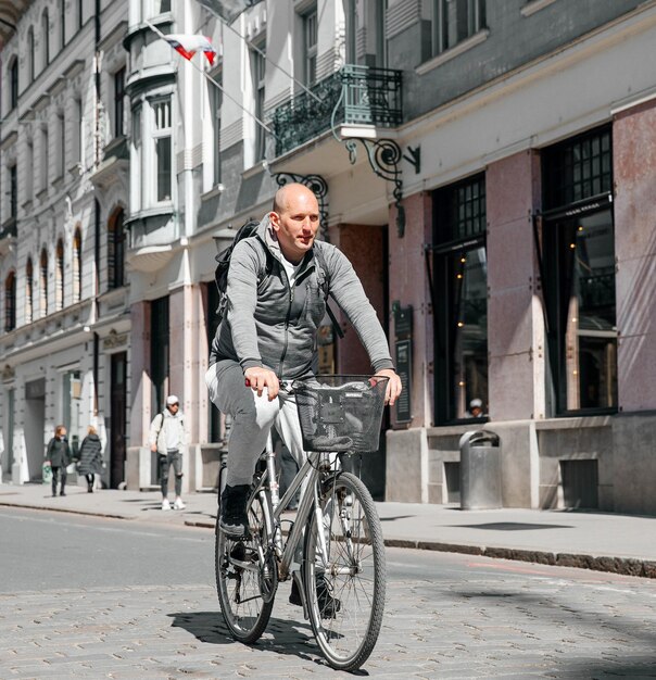 Retrato de un apuesto hombre hipster Un hombre en una gran ciudad en la calle con una bicicleta un estilo de vida