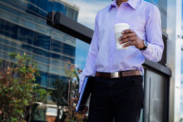 Retrato de un apuesto hombre de negocios al aire libre