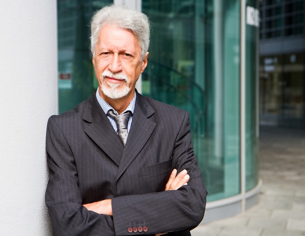 Retrato de un apuesto hombre de negocios al aire libre