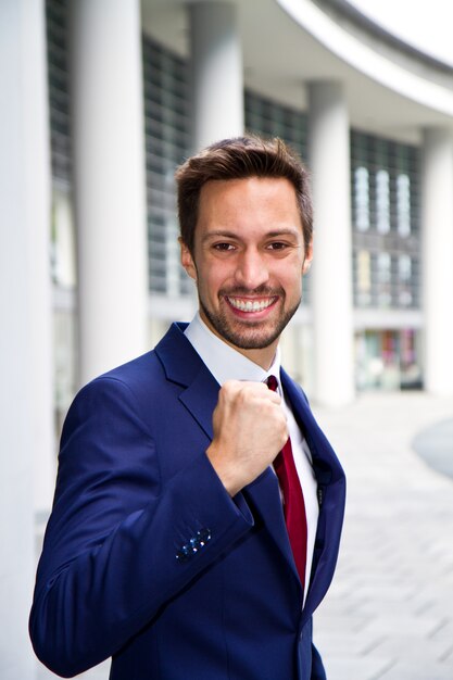 Retrato de un apuesto hombre de negocios al aire libre