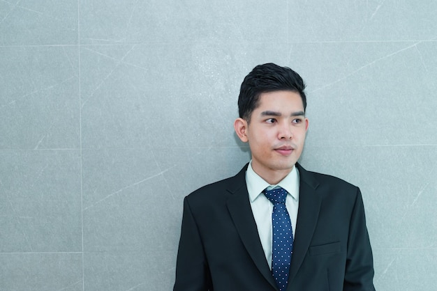 Retrato de un apuesto hombre de negocios asiático, gente de Tailandia que usa traje, un tipo inteligente actúa para tomar una foto