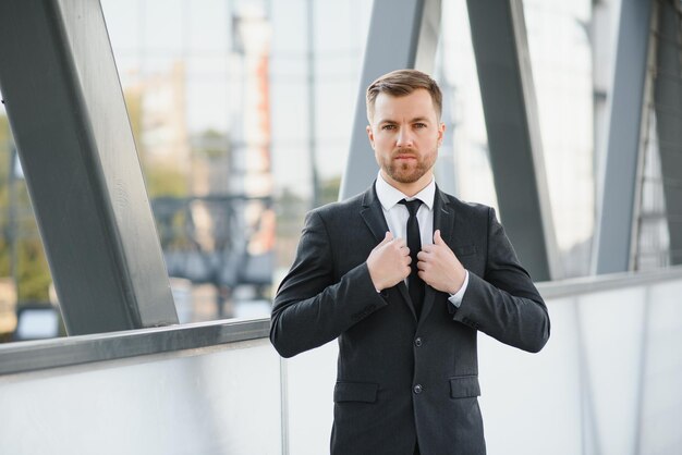 Retrato de un apuesto hombre de negocios en un entorno urbano