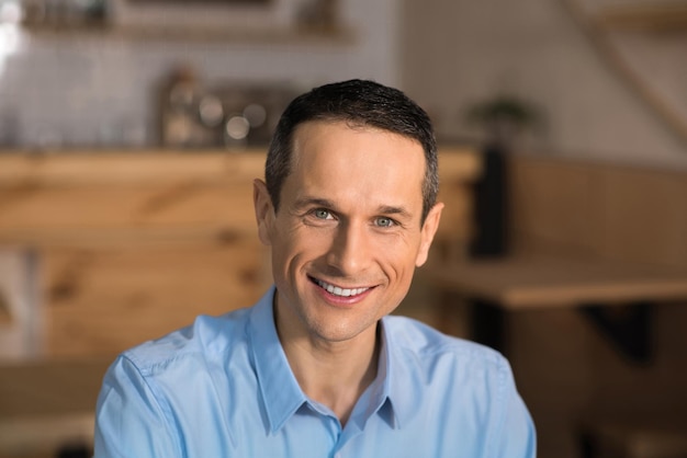 Retrato de un apuesto hombre de negocios sonriente mirando la cámara