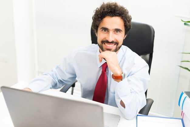 Retrato de un apuesto hombre de negocios en su oficina