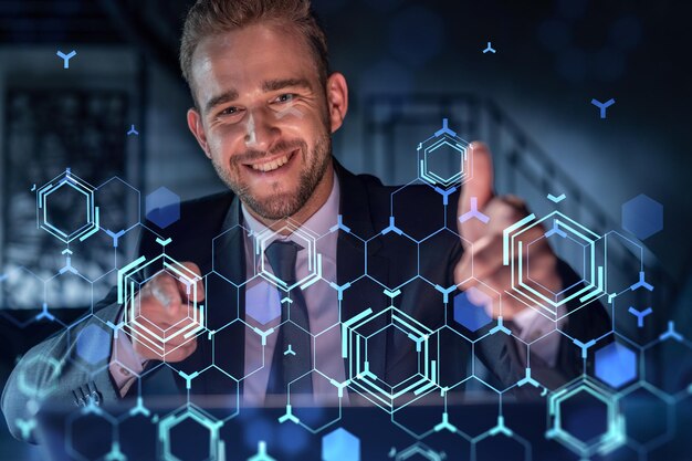 Retrato de un apuesto hombre de negocios con traje formal pensando en cómo optimizar el proceso de negocios aplicando nuevas tecnologías Hologramas de alta tecnología sobre el fondo de la oficina moderna