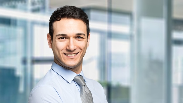 Foto retrato de un apuesto hombre de negocios