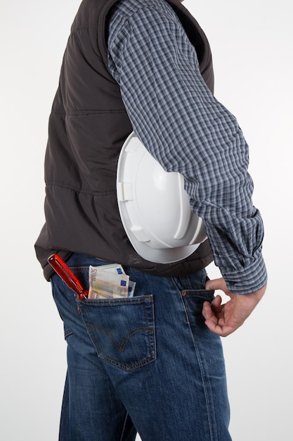 Retrato de un apuesto ingeniero con casco aislado en blanco