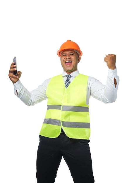 Retrato de un apuesto ingeniero jefe que lleva un sombrero duro aislado en un camino de recorte de fondo blanco