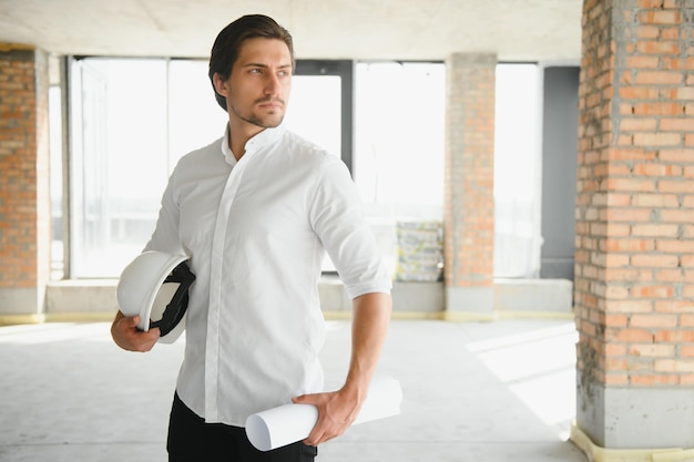 Foto retrato de un apuesto ingeniero